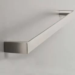 735