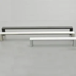 735