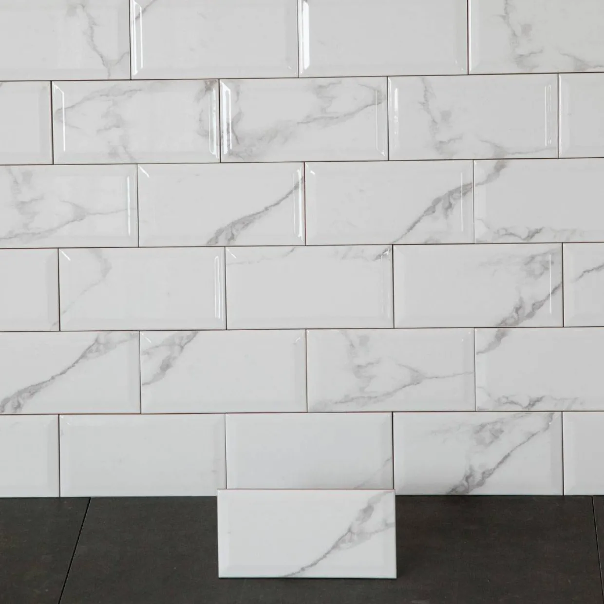 Carrara Metro Biselado Vit 10x20 cm