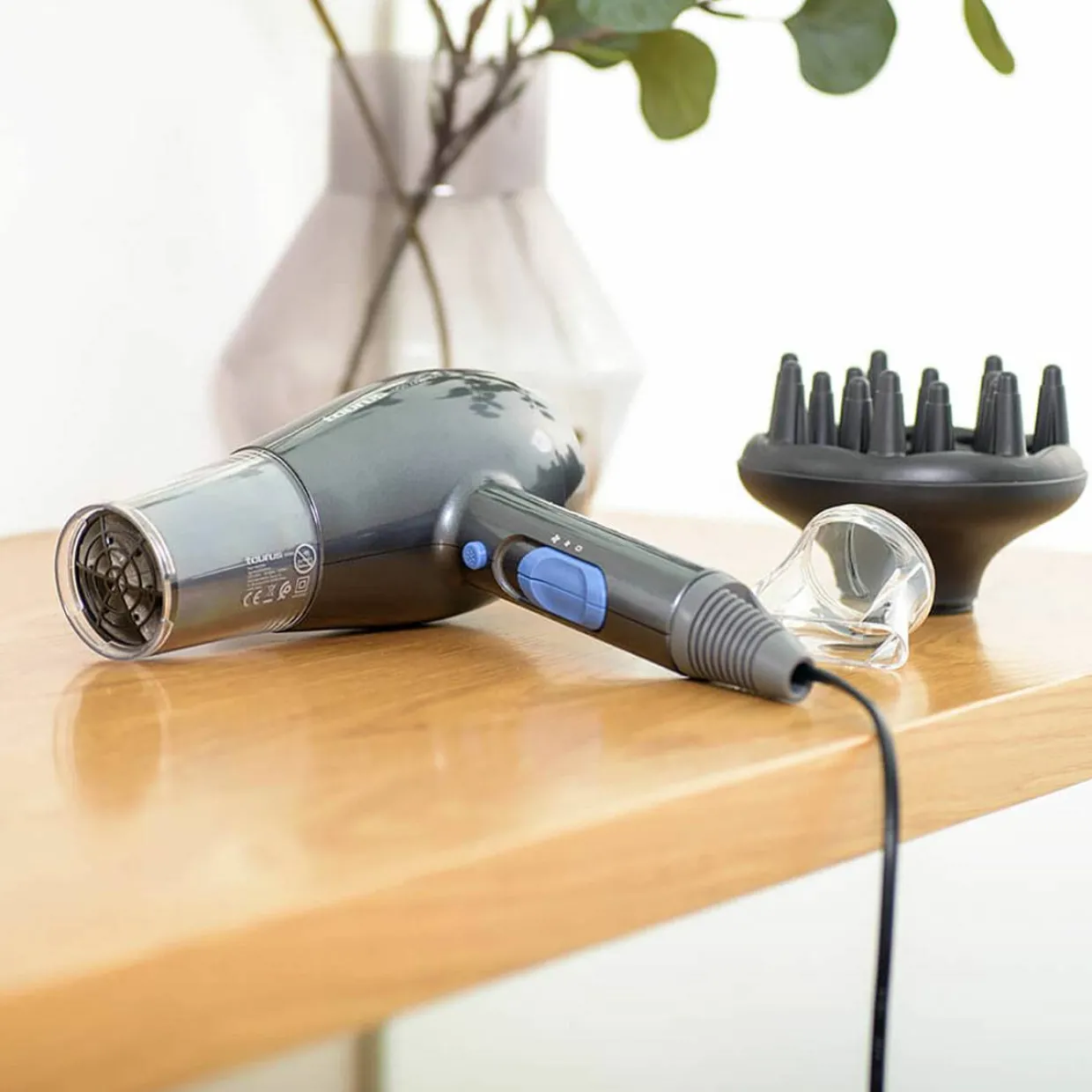 Lyss 2300W Ionic