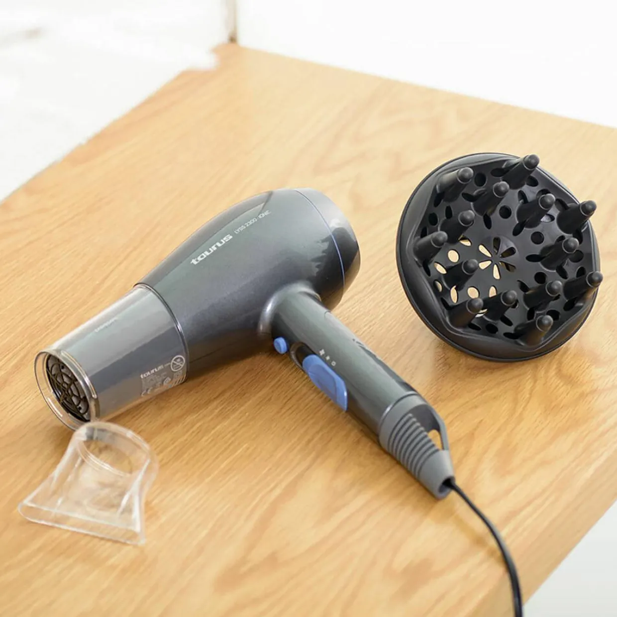 Lyss 2300W Ionic