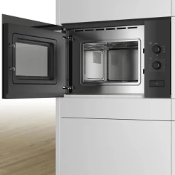 Serie 4 BFL520MB0 Inbyggnadsmikro Svart 800W